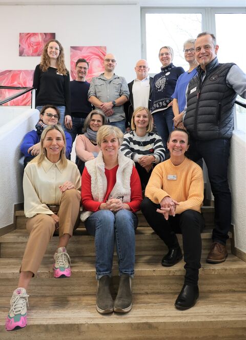 Stark im Team zum Wohle der Rehabilitanden: (jeweils von v.l.n.r.) hintere Reihe: Nicole Bader (QM), Marcus Kaiser (Therapieleitung), Heiko Rudolf, Urs Jäger, Brigitte Hoffmann (jeweils Berufsbildungsbereich), Christine Schweikle (Leitende Ärztin Neurologie), Lothar Binder (Leitung Berufsbildungsbereich). Mitte: Nadine Keller (QM), Nadine Mayer (Berufsbildungsbereich), Katrin Meister (Sozialdienst). Vordere Reihe: Barbara Martetschläger, Kaufmännische Direktorin, Auditorin Susanne Haiber und Theresia Jäckel vom Sozialdienst. Bild: Andrea Jagode